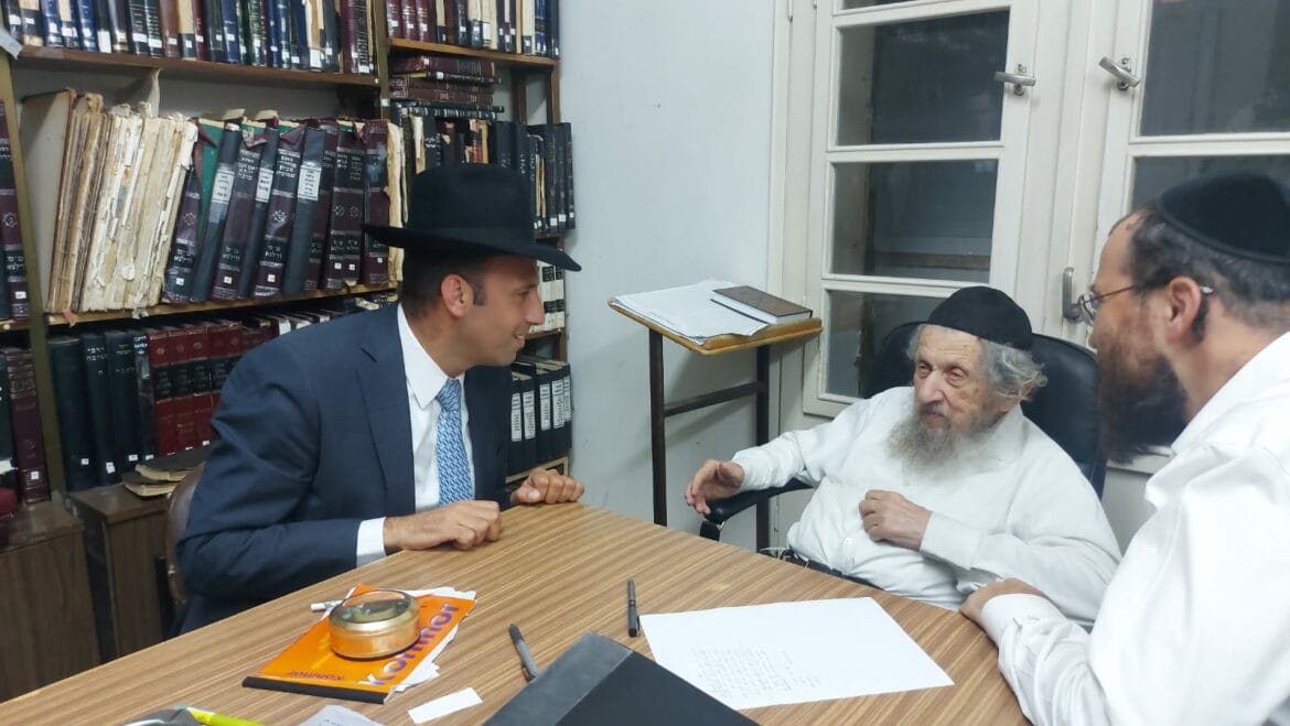 שמואל גרינברג מתברך מראש הישיבה הגאון רבי דב לנדו. צילום: באדיבות המצלם