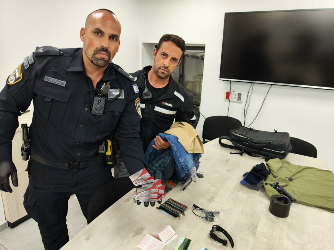 פריטים החשודים כגנובים שנתפסו ברשותו. צילום: דוברות המשטרה