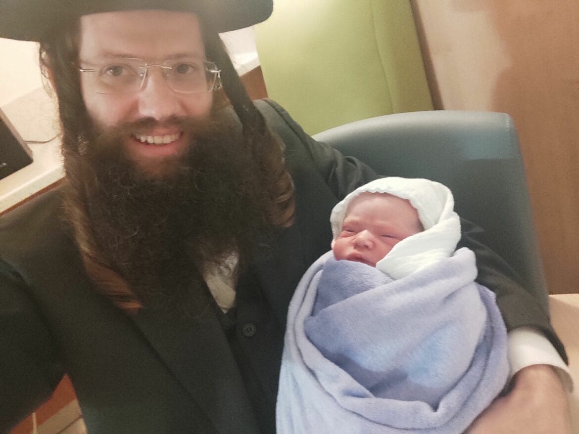 שמעון גולדברג מחבק את הרך הנולד. צילום: מתוך הטוויטר