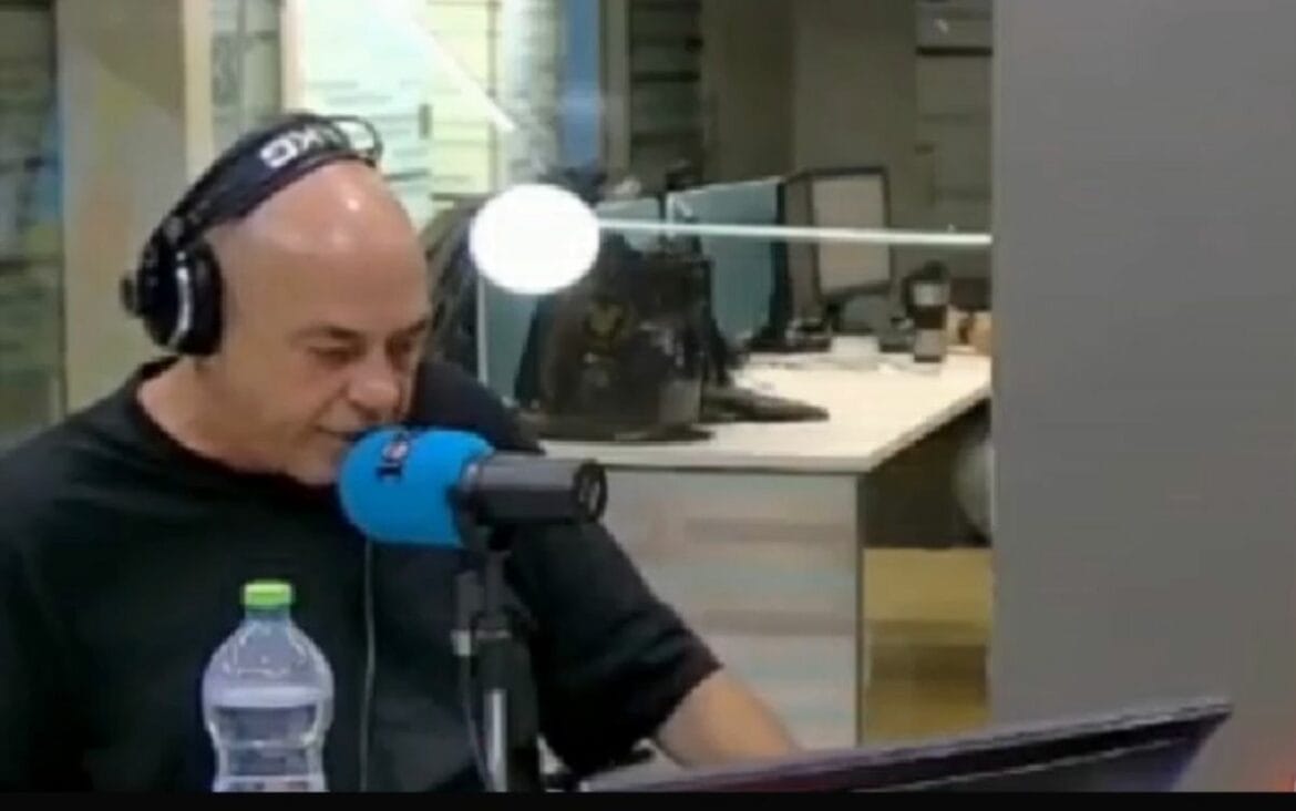 רון קופמן בתוכנית הרדיו בהגשתו. צילום: מתוך 103FM