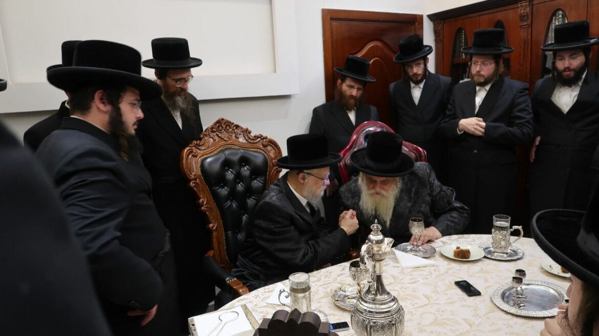 הרבי מסערט ויז'ניץ בביקור אצל הרבי מקוסוב ויז'ניץ בבית שמש. צילום: באדיבות משה ויסברג
