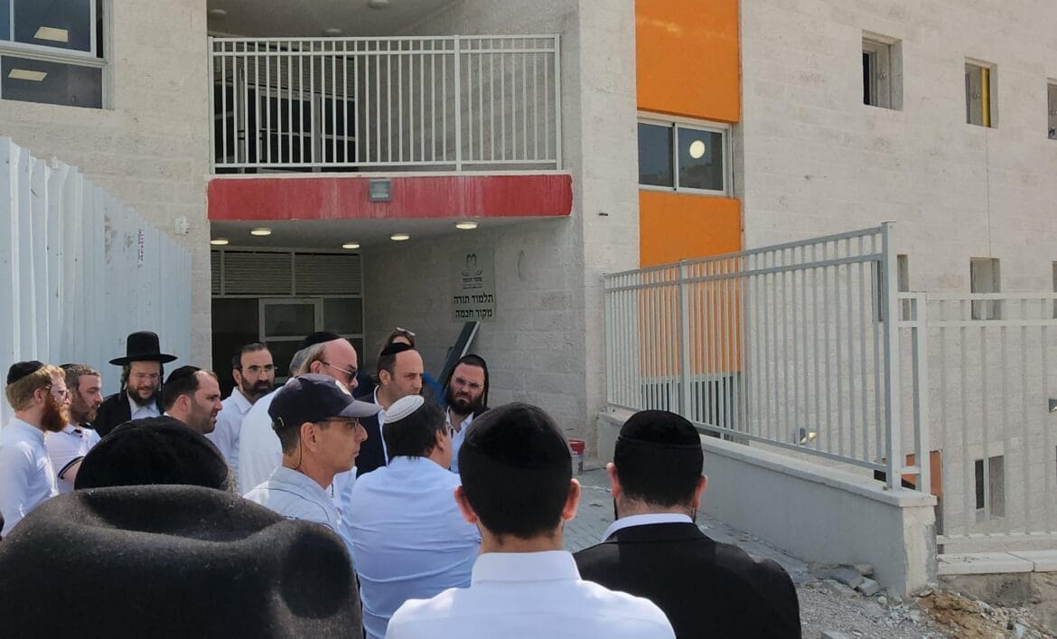 שמואל גרינברג, איציק אלמליח ואברהם נחמן פרנקל בסיור בבניין הממ"ח ברמה ד'