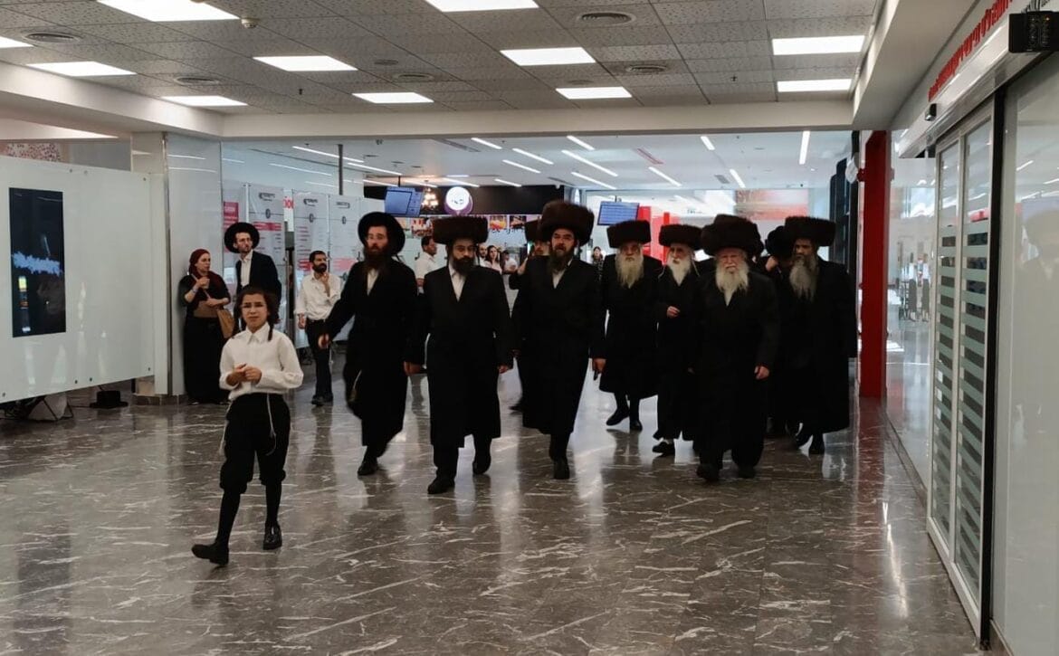 האדמו"ר ממחנובקה בעלזא מגיע למעמד הכנסת ספר התורה של ר' יעקב מאיר ארליך ז"ל