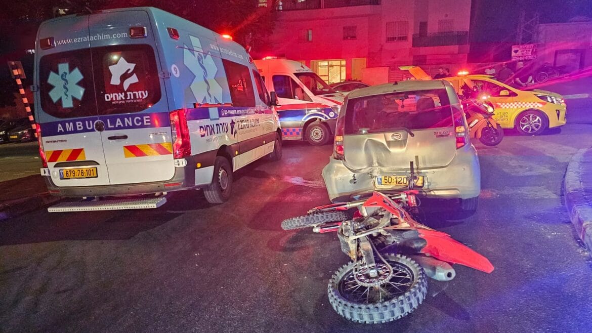 זירת התאונה. רוכב אופנוע התנגש ברכב. צילום: עזרת אחים זירת התאונה. רוכב אופנוע התנגש ברכב. צילום: עזרת אחים