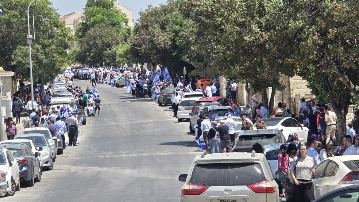 המונים מלווים את משפחת הלוחם יונתן אהרון גרינבלט הי"ד. צילום: חדשות העיר בית שמש המונים מלווים את משפחת הלוחם יונתן אהרון גרינבלט הי"ד. צילום: חדשות העיר בית שמש