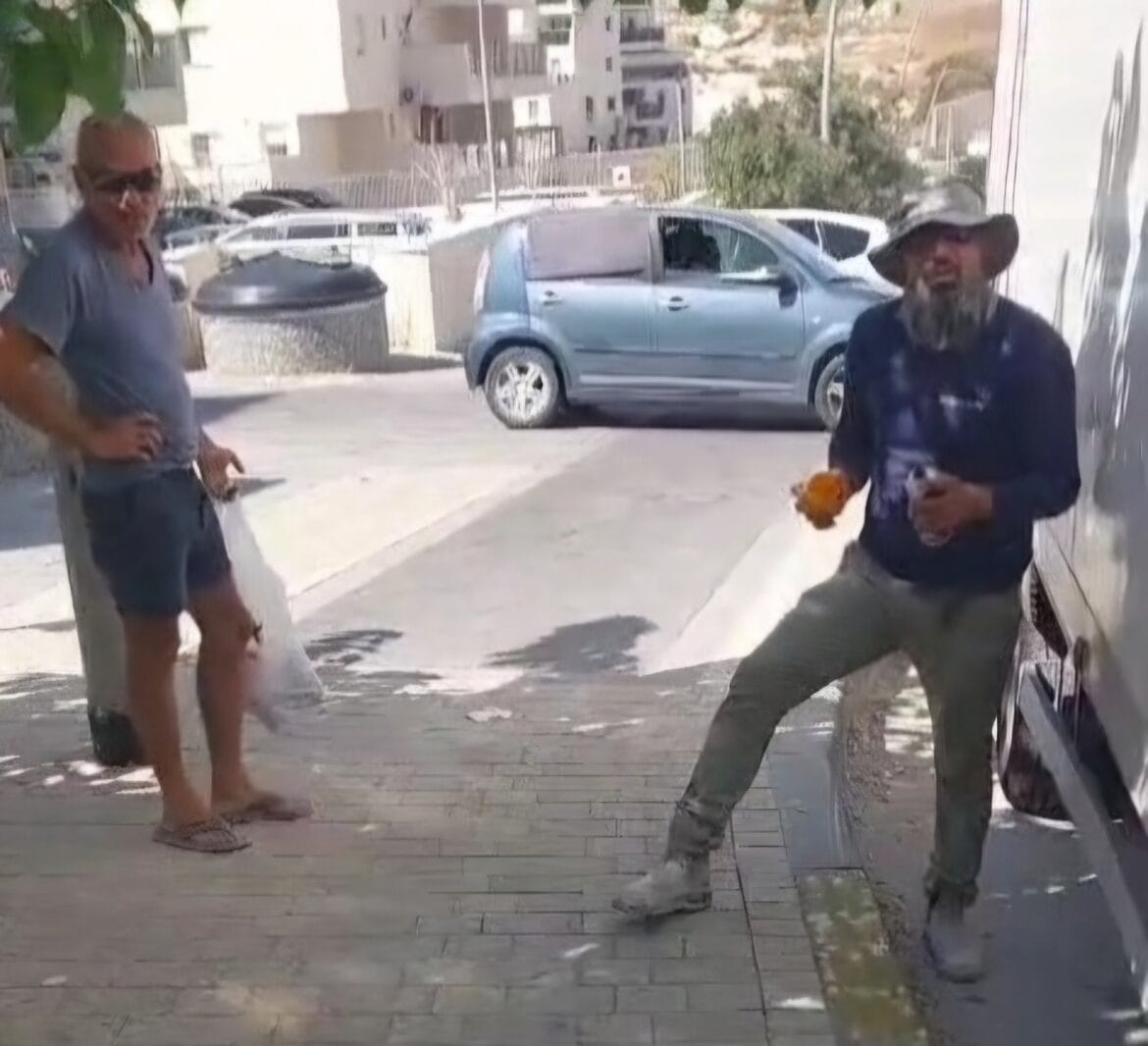 עובדי עיריית בית שמש צובעים את שפת המדרכה בצהוב-אדום עובדי עיריית בית שמש צובעים את שפת המדרכה בצהוב-אדום