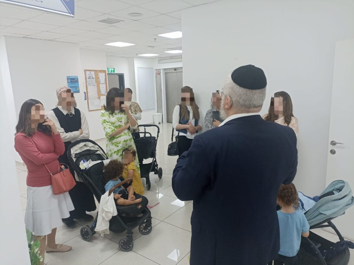 ישראל סילברסטין עם האימהות שהגיעו להפגין בבניין העירייה על מצוקת המעונות. צילום: ציון סולטן