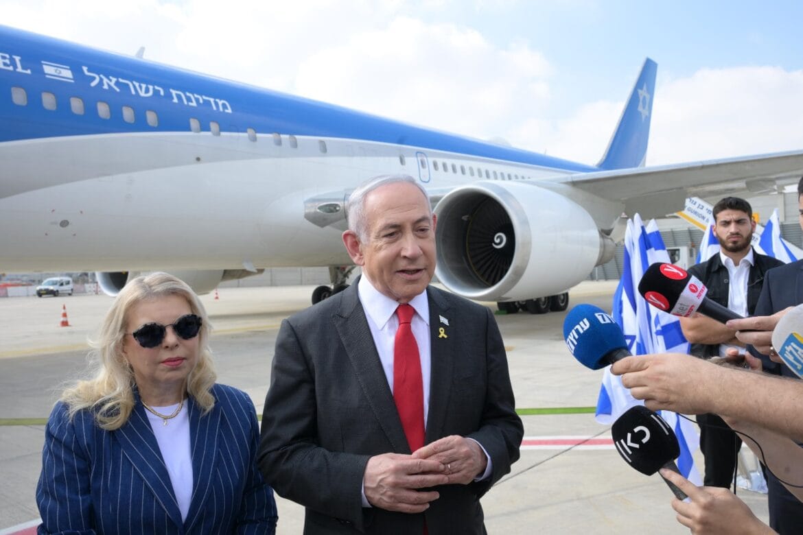 בנימין נתניהו, לצד רעייתו שרה נתניהו, בהצהרה לקראת הנסיעה לארה"ב בטיסת הבכורה של "כנף ציון". צילום: עמוס בן גרשום/לע"מ