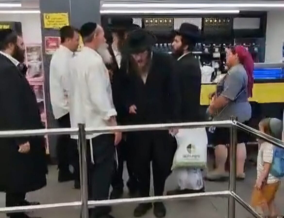 הפגנת החרדים הקיצונים בסניף יש חסד בשכונת חפציבה בבית שמש. צילום: לפי סעיף 27א לחוק זכות יוצרים הפגנת החרדים הקיצונים בסניף יש חסד בשכונת חפציבה בבית שמש.