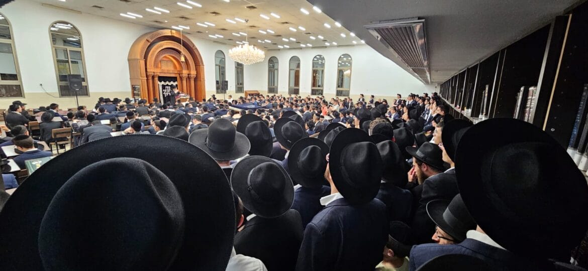 שיעור של הרב משה הלל הירש באחד מהיכלי הישיבות בבית שמש