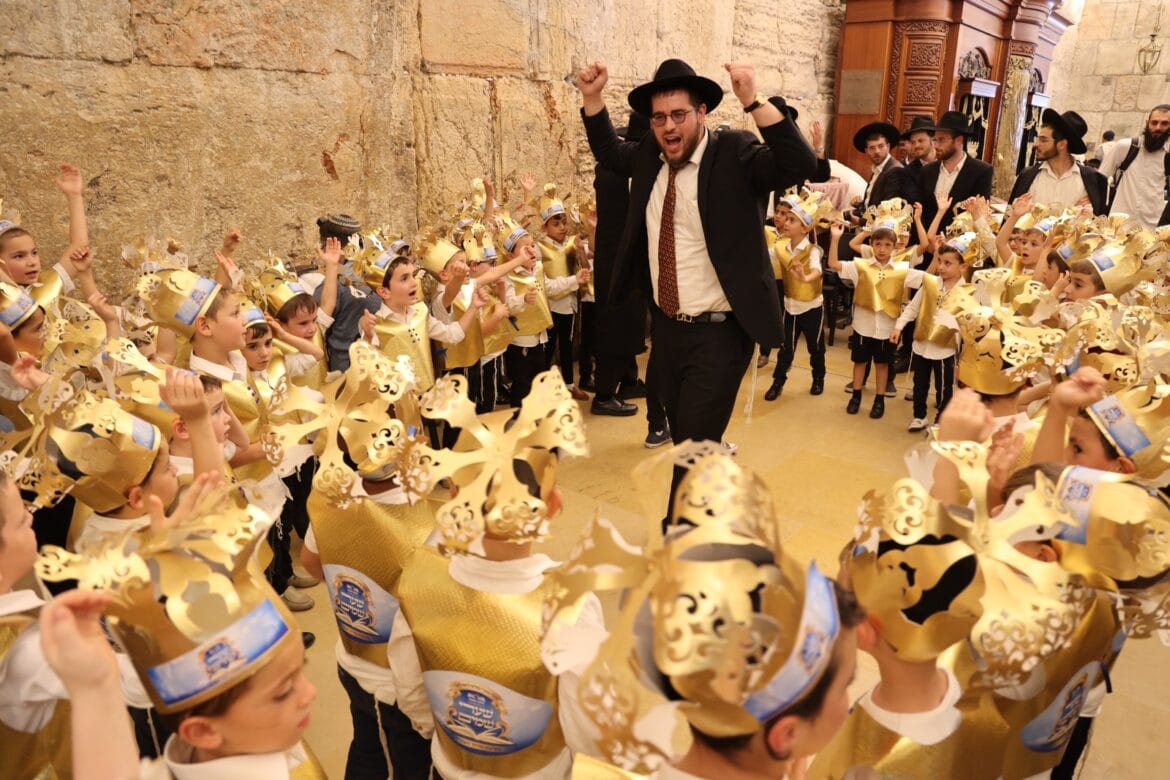תלמידי תלמוד תורה 'איילת השחר' בבית שמש בכותל המערבי תלמידי תלמוד תורה 'איילת השחר' בבית שמש בכותל המערבי