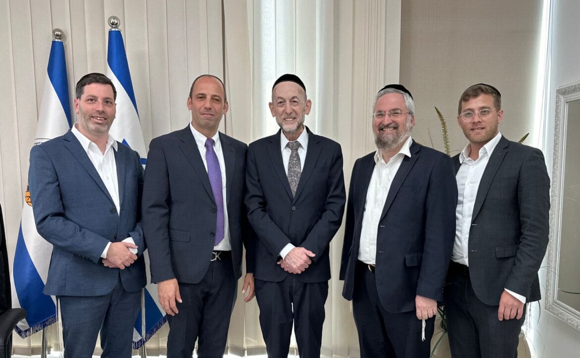 שיפור התחבורה בבית שמש. אורי מקלב בביקורו בעיר עם רה"ע שמואל גרינברג, ונציגי 'דגל התורה' ישראל סילברסטין, שלמה ברילנט וקלמן היימן שיפור התחבורה בבית שמש. אורי מקלב בביקורו בעיר עם רה"ע שמואל גרינברג, ונציגי 'דגל התורה' ישראל סילברסטין, שלמה ברילנט וקלמן היימן
