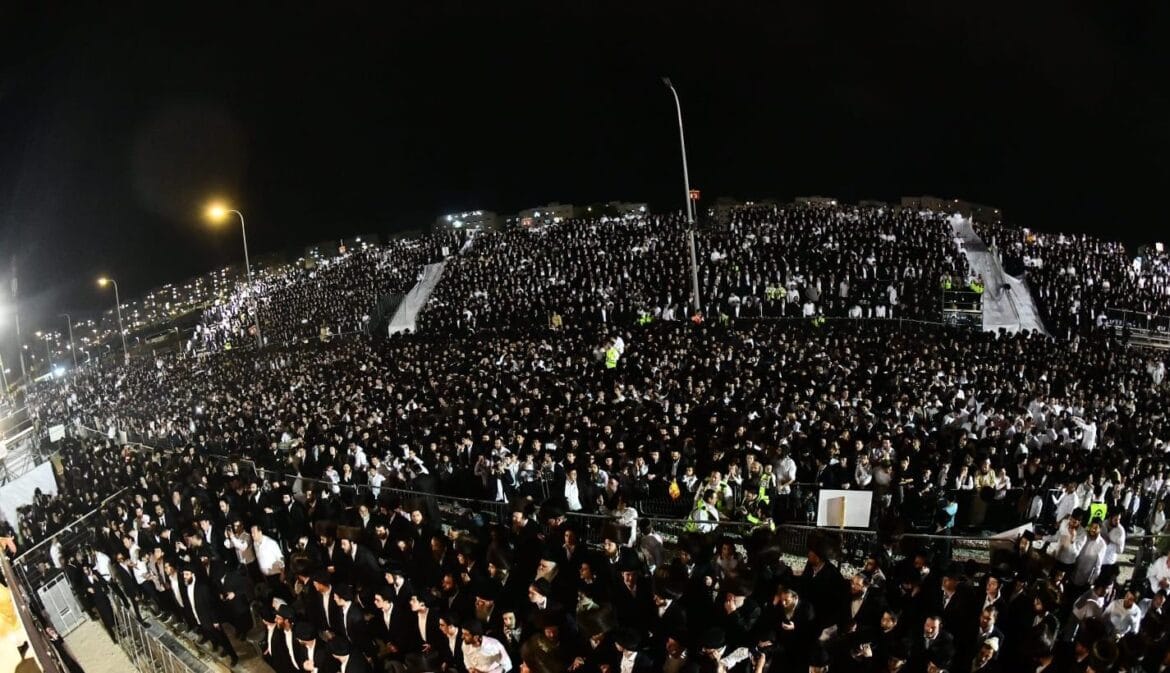 העיר הכי ענייה בארץ. אלפי תושבי בית שמש במעמד הדלקה בל"ג בעומר האחרון ברחוב זכריה הנביא. צילום: שוקי לרר העיר הכי ענייה בארץ. אלפי תושבי בית שמש במעמד הדלקה בל"ג בעומר האחרון ברחוב זכריה הנביא. צילום: שוקי לרר