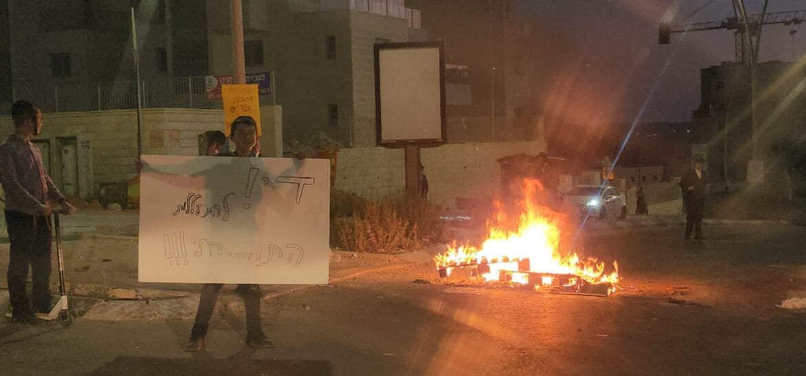 ליקויים בתחבורה ציבורית. ההפגנה בכניסה לרמה ד'4. צילום: חדשות העיר בית שמש ליקויים בתחבורה ציבורית. ההפגנה בכניסה לרמה ד'4. צילום: חדשות העיר בית שמש