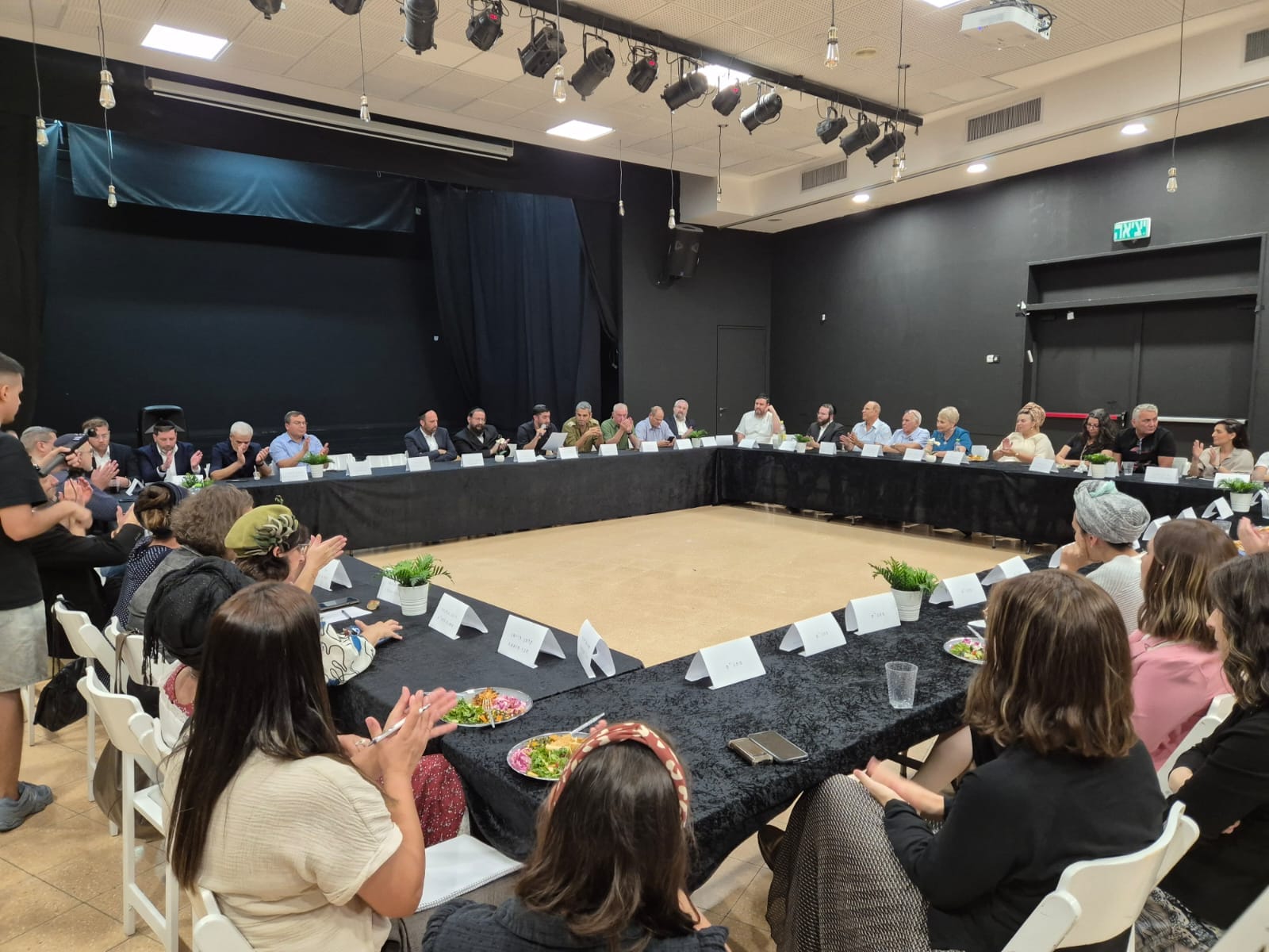 מתמנה ליו"ר רשת מרכזיים קהילתיים. חנוך חנוך דרנגר ורה"ע שמואל גרינברג בישיבת ההנהלה החגיגית. צילום: חדשות העיר בית שמש