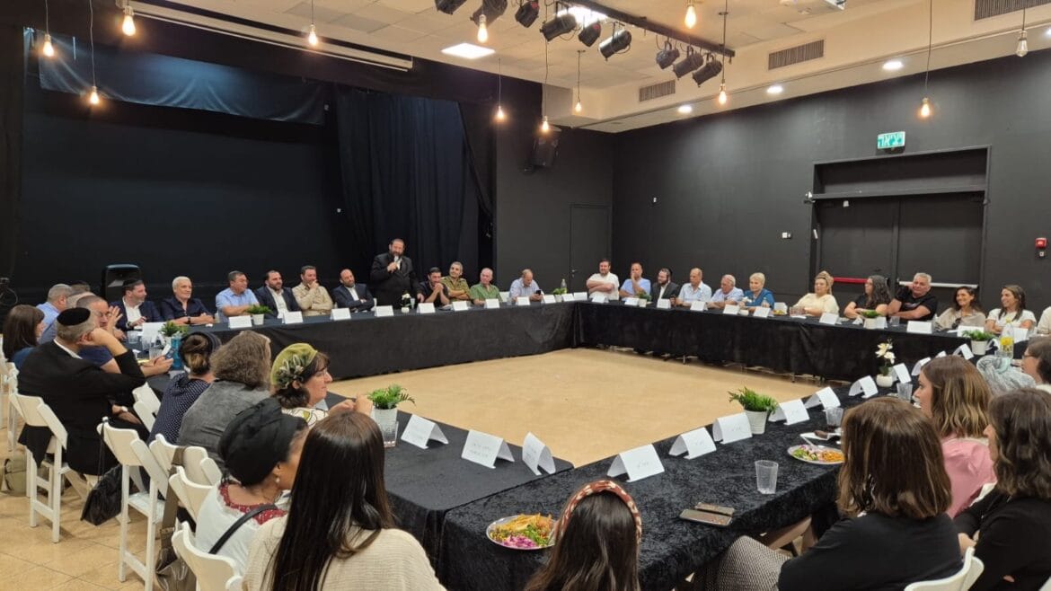 מתמנה ליו"ר רשת מרכזיים קהילתיים. חנוך חנוך דרנגר נואם בישיבת ההנהלה החגיגית. צילום: חדשות העיר בית שמש מתמנה ליו"ר רשת מרכזיים קהילתיים. חנוך חנוך דרנגר נואם בישיבת ההנהלה החגיגית. צילום: חדשות העיר בית שמש