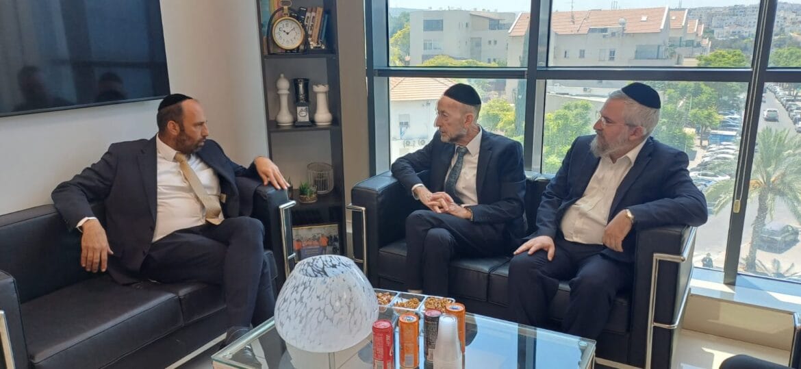 פיתוח העסקים בבית שמש. יו"ר דגל התורה ישראל סילברסטין ורה"ע גרינברג מקבלים את פני סגה"ש אורי מקלב פיתוח העסקים בבית שמש. יו"ר דגל התורה ישראל סילברסטין ורה"ע גרינברג מקבלים את פני סגה"ש אורי מקלב