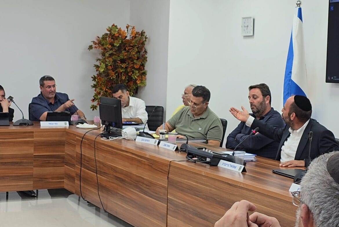 "אתבע אותך תביעת דיבה". העימות הסוער בין נתי גבאי לבין ראש העיר שמואל גרינברג בישיבת מליאת מועצת העיר בבית שמש. צילום: חדשות העיר "אתבע אותך תביעת דיבה". העימות הסוער בין נתי גבאי לבין ראש העיר שמואל גרינברג בישיבת מליאת מועצת העיר בבית שמש. צילום: חדשות העיר