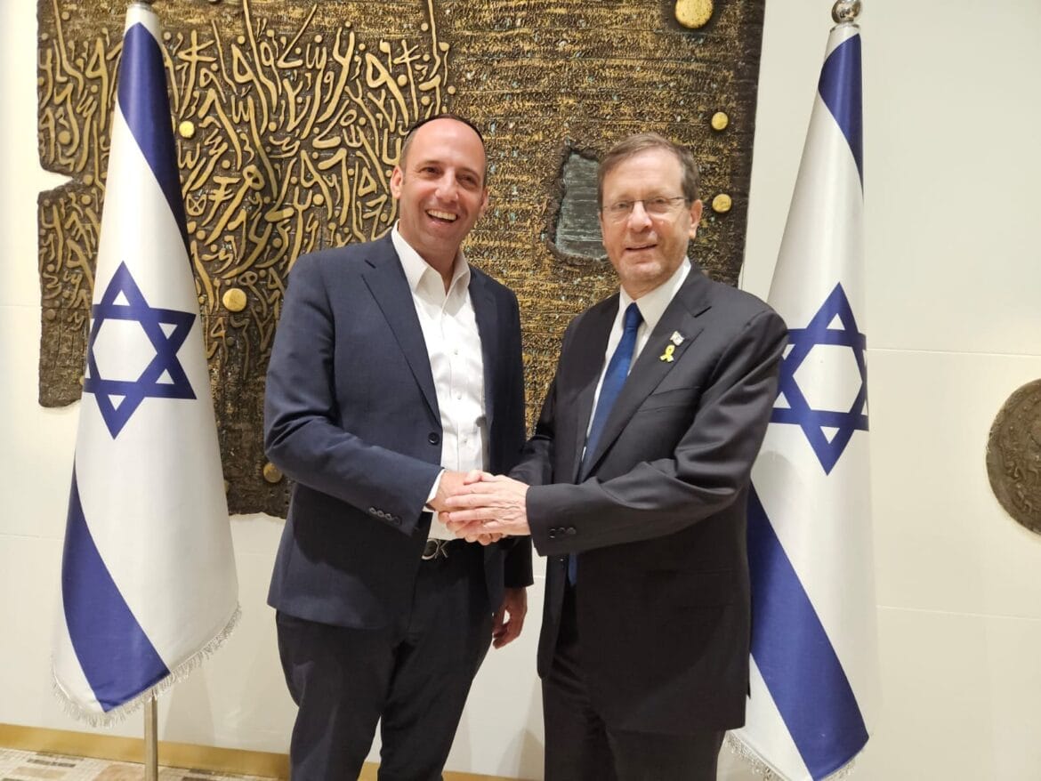 הרצוג יגיע לפתיחת שנת הלימודים בבית שמש. בתמונה: רה"ע מזמין את הנשיא לאחר מפגש ראשי הרשויות. צילום: דוברות העירייה הרצוג יגיע לפתיחת שנת הלימודים בבית שמש. בתמונה: רה"ע מזמין את הנשיא לאחר מפגש ראשי הרשויות. צילום: דוברות העירייה