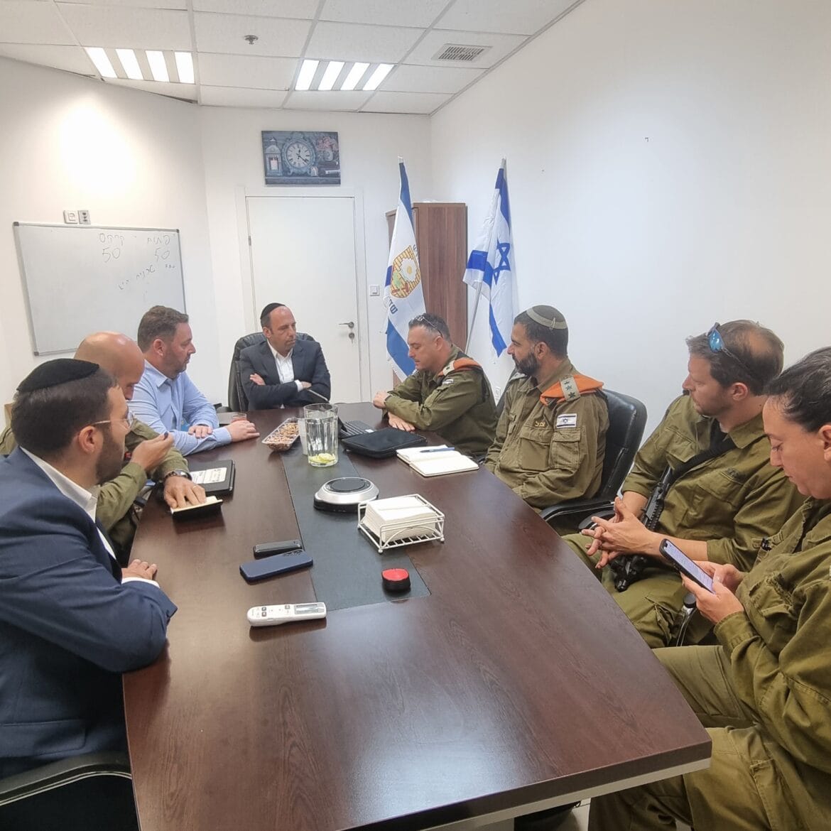 פגישת רה"ע שמואל גרינברג עם בכירים בצה"ל, באפריל 2024, ברקע מתקפת איראן על ישראל. צילום: דוברות עיריית בית שמש פגישת רה"ע שמואל גרינברג עם בכירים בצה"ל, באפריל 2024, ברקע מתקפת איראן על ישראל. צילום: דוברות עיריית בית שמש