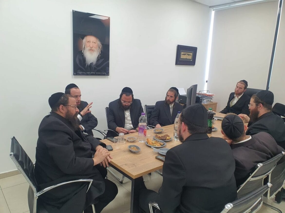 שמואל שוק בפגישה בלשכת חנוך דרנגר, עם מאיר שכטר, על שיפור התח"צ בין אשדוד לבית שמש שמואל שוק בפגישה בלשכת חנוך דרנגר, עם מאיר שכטר, על שיפור התח"צ בין אשדוד לבית שמש