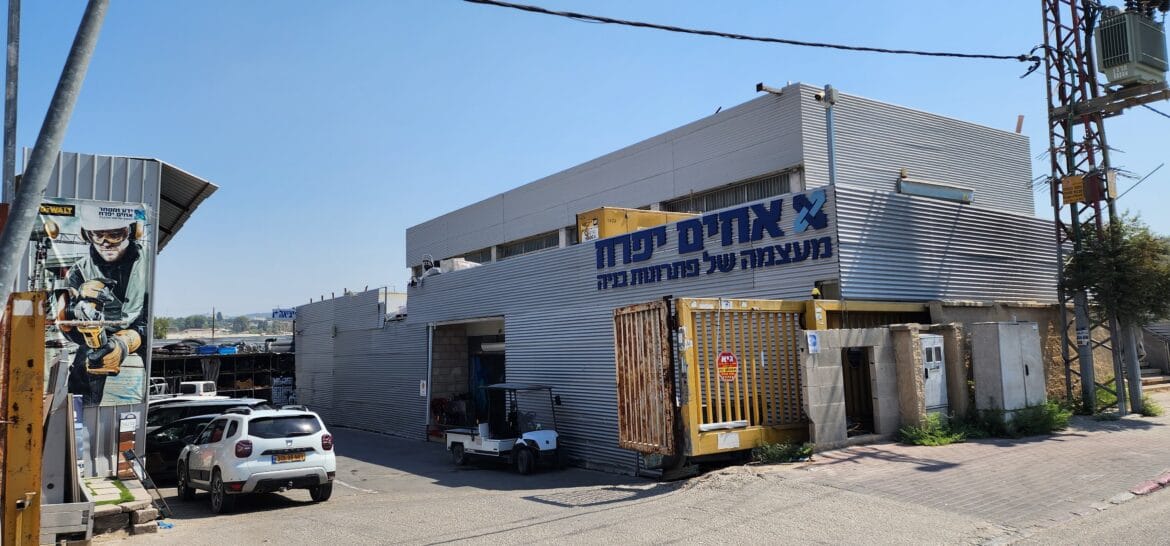 זירת הירי בבית שמש. חנות 'האחים יפרח'. צילום: חדשות העיר בית שמש זירת הירי בבית שמש. חנות 'האחים יפרח'. צילום: חדשות העיר בית שמש