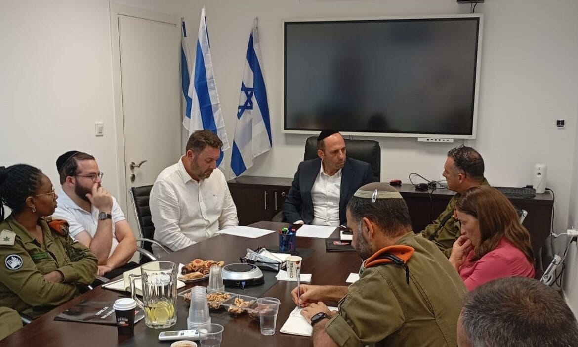 דיון החירום אצל ראש עיריית בית שמש שמואל גרינברג, בהשתתפות בכירי צה"ל דיון החירום אצל ראש עיריית בית שמש שמואל גרינברג, בהשתתפות בכירי צה"ל