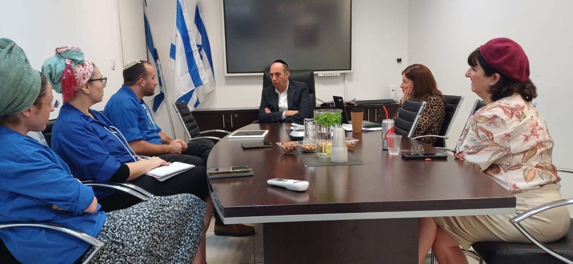 מפגש הנהלת תנועת הנוער 'עזרא' עם ר"ע בית שמש שמואל גרינברג והמשנה לרה"ע רינה הולנדר מפגש הנהלת תנועת הנוער 'עזרא' עם ר"ע בית שמש שמואל גרינברג והמשנה לרה"ע רינה הולנדר