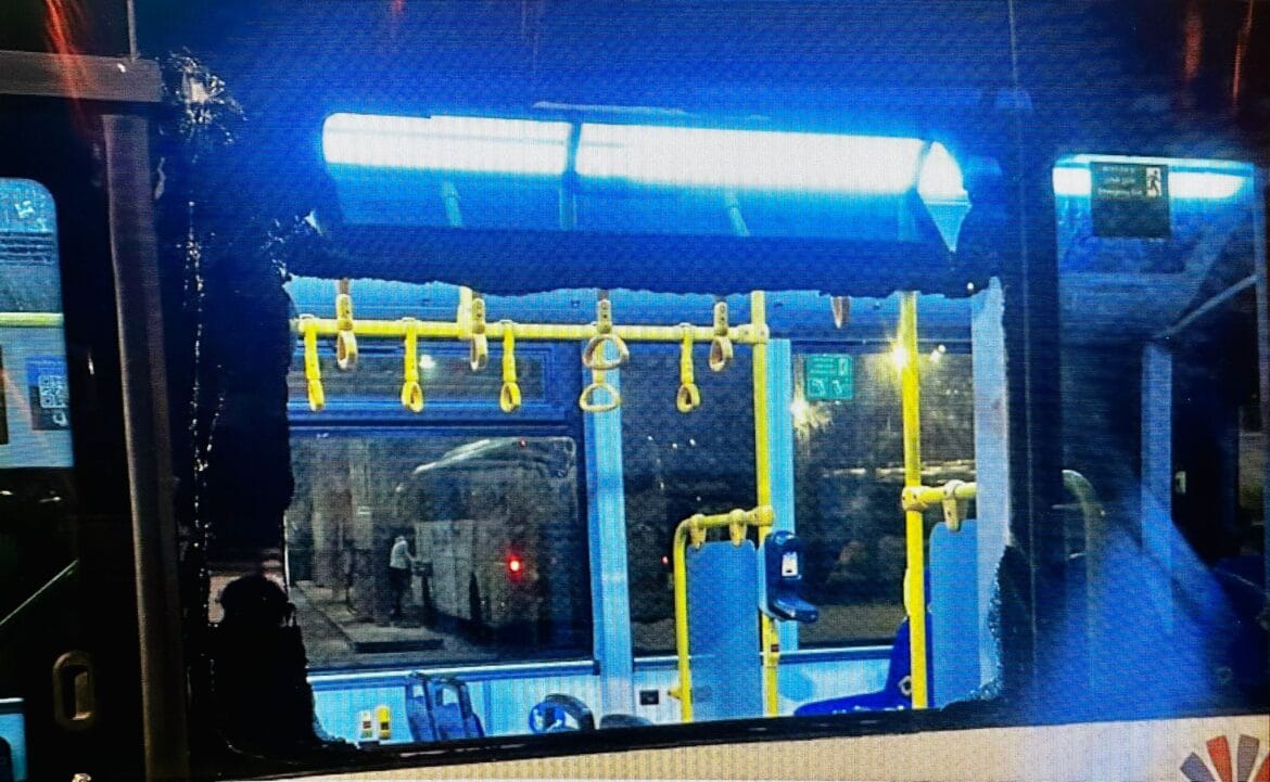 IMG-20241120-WA0466 הנזק שנגרם באחד המקרים לאוטובוס. צילום: דוברות המשטרה