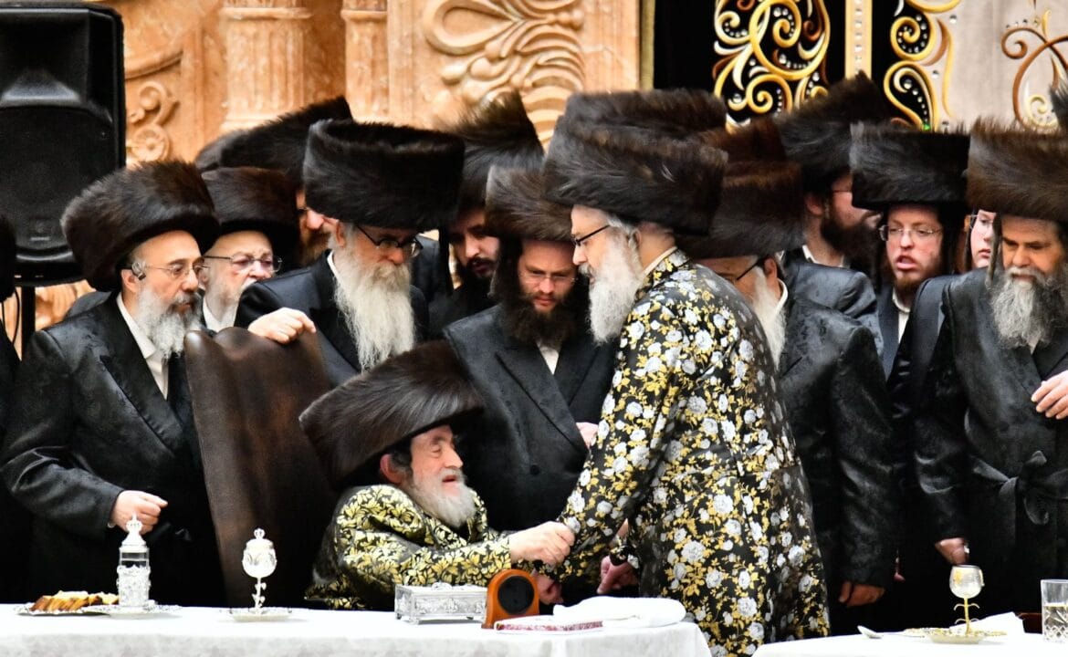 כ"ק האדמו"ר מויז'ניץ בית שמש בריקוד עם חמיו מרן האדמו"ר מויז'ניץ. צילום: שוקי לרר כ"ק האדמו"ר מויז'ניץ בית שמש בריקוד עם חמיו מרן האדמו"ר מויז'ניץ. צילום: שוקי לרר