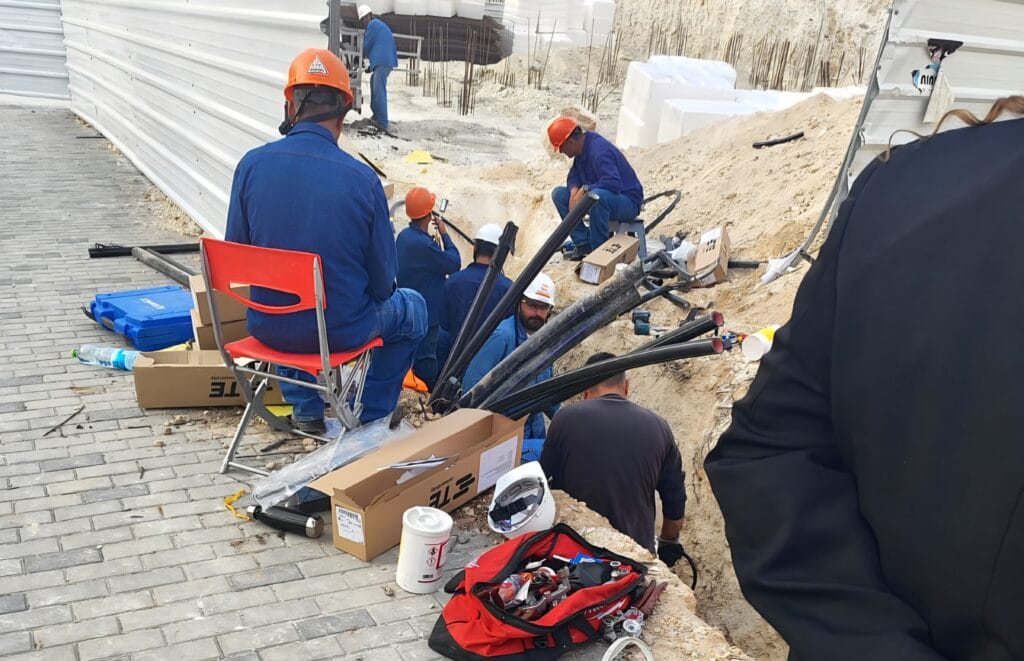 עובדי חברת החשמל מטפלים בתשתיות בשכונת נווה שמיר