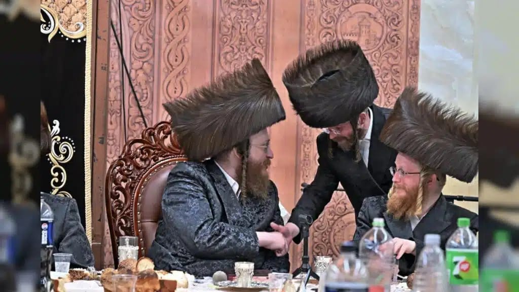 נציג ויז'ניץ בבית שמש מאיר שכטר (אגודת ישראל) מקבל את ברכת האדמו"ר מספינקא בטיש בבית שמש. צילום: יהושע פרוכטר