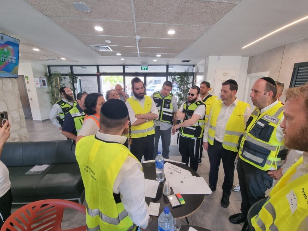 בכירי העירייה ונציגי גופי הביטחון במתנ"ס 'דורות' שהפך למרכז מפונים מדומה | צילום: עיריית בית שמש