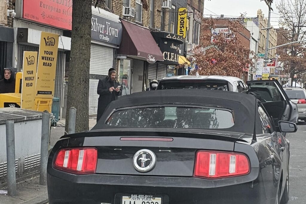 גם ויסמן עם סמארטפונו בידו, ה"י רח"ל